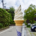 アトリエ・ド・フロマージュ - ［2017/07］生チーズソフト(350円)・撮影スポットの矢ケ崎公園を目指しますが、少し溶けてきました。