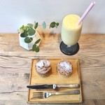 マイリトルハピネス - 桃とクランベリーマフィン 300円(税込)
      キャロットマフィン 300円(税込)
      スムージー(季節のフルーツMIX) 650円(税込)