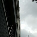 つけそば 丸長 - 入口から丸長ビルの屋上を眺める