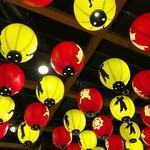Sakatomo Ryouma - 天井には派手めの提灯。
