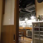 ワイン家 もちぶた亭 - と、言うことで店内へと移動すると、BOX席のような席へと案内されました。