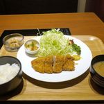 Wainyamochibutatei - まずは、「もち豚バラかつ定食」1000円を注文。