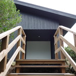 ホテルリッジ - ダイニングルームから遊歩道へ通じる階段