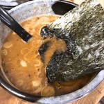 めん屋 元助 - 見えないけど、中にトロトロチャーシューと柔らか支那竹が隠れてます。