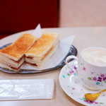 珈琲専門店 エース - 「カフェアレキサンダー」と「コンビーフサンド」。