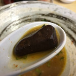 ラーメン三宅吉祥 - 底に沈んでいた熱々の黒石