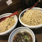 麺鮮醤油房 周月 - つけ麺200ｇと約680ｇ比較