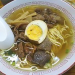 喰うかい - 牛すじ中華そば ６５０円(税込)(2017年8月15日撮影)