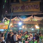 T&K Seafood - 歩道に目いっぱいテーブル席を並べ、一際賑わっている。