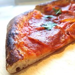 WP PIZZA BY WOLFGANG PUCK 横浜ランドマークプラザ店 - ピッツァの断面☆少しもっちり感のある硬めのパンのような生地です。