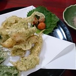 青龍 - ②マンボウと大葉の天ぷら（ケチャップ、海鮮塩を添えて）