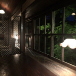 バー 山猫 - ライトに照らされた樹々の緑が美しい。