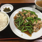 天狗飯店 - 豚肉とニンニクの芽の炒め物  ¥880-