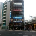 スターバックス・コーヒー - 神田駅北口の交差点角