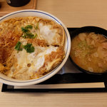 Katsuya - カツ丼（松）（850円）、豚汁（小）（120円）