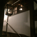 バー 山猫 - 階段を上がると入り口が