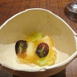 傳 - (2017年8月　訪問)デザート。桃と巨峰、ブランデーのジュレ添え。