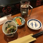 磯源寿し - お通しは桜エビが入った和え物