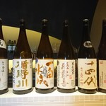 Yamagata Soba To Kushiage No Omise Enzou - カウンターに並ぶお酒