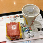 マクドナルド - エグチ(¥200) & アイスコーヒーM(¥150)
      普通のハンバーガーとアイスコーヒーSなら最低の¥200で済むが、ちょっとずつ贅沢したこれでも計¥350⁉︎マクドは安く済ますことが可能だ。