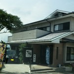 かめ吉 - 和食店の雰囲気ですね。2階は住居のようです