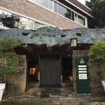 レヴォ - 店舗入り口