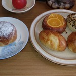 ぱんやベッキー - 右皿：オレンジデニッシュ（左上）、ゴマおさつ（右上）、カマンベールフランス（左下）、ぽてと・フランス（右下）、左皿：ぱんやさんのシュークリーム