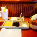 串かつ あーぼん - テーブルセット
      右から塩、ソース、からしマヨ、醤油
      そして野菜スティックとキャベツ