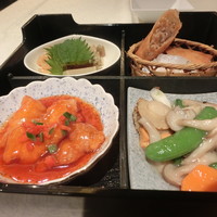 中国料理 桃花林 - メインのエビチリ。烏賊とキノコＸＯ醤炒