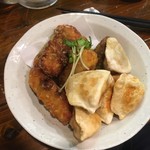 Izakaya Tsudoi - (左)シンプル鶏もも塩唐あげ (右)揚げギョーザ