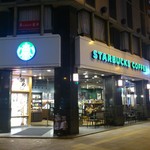 スターバックス・コーヒー - お店の外観(夜間)です。(2017年8月)