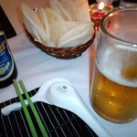 Lemongrass - まずは、Tigerビールと海老せんべい。