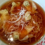 紅虎餃子房 - 「エビワンタン麺」業務用スープの素にお湯を入れただけのような味気ないスープ。これで￥980？？？
