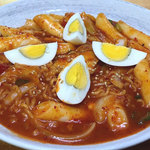 辰家 - ラポッキ（韓国餅と麺の辛味炒め）