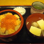 浜寿し - 鮭はらこめし。全体はこんな感じです。