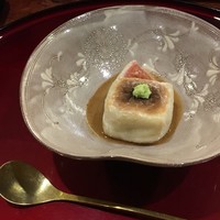 徳うち山 - 焼き胡麻豆腐、ゴマだれとイチジク。箸で切って匙で食べてねと言われる。お皿を傷つけないためだと思うよ、と母に言ったら納得されたけど普通にわかるしょ（笑）