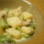 イルネッソ - ニョッキ。空豆と鶏肉のソース