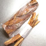 パーラー江古田 - 両端は食べちゃった食べかけレーズン酵母のバゲット360円とグリッシーニ1束量り売り260円。税込み 20170821