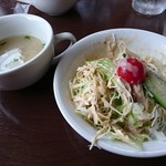 インディア アジアン キッチン ウィズ ロイヤル ガーデン - フルバリランチのサラダとスープ