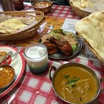 ヒマラヤインディアンレストラン - お子ちゃまのカレーはバターチキンカレー。写真右はチキンカレー