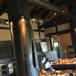 Ishigakiya - 店内は天井が高く太い柱も印象的