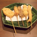 前田屋商店 - 串揚げ（れんこん、串揚げ豚、串揚げ牛、うずら、えび））