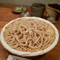 自家製粉石臼挽きうどん 青空blue 本店 - ‪自家製粉粗挽きざるうどん…820円‬