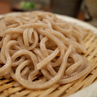 自家製粉石臼挽きうどん 青空blue 本店 - ‪自家製粉粗挽きざるうどん…820円‬