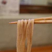 自家製粉石臼挽きうどん 青空blue 本店 - ‪自家製粉粗挽きざるうどん…820円‬