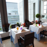 モナリザ - ガラス張りで、気持ちの良い店内