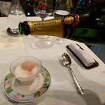 モナリザ - ピーチシャーベットにシャンパーニュを注ぐ