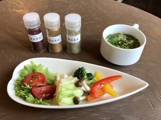 Kafejikyuujisokurokkemmuraten - 温サラダとスープが付いております。
