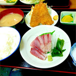 十八番 - ワラサ刺しと生アジフライ定食。¥800。