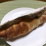 ブーランジェリーカノン - ドライフルーツとクルミの小さめのフランスパン　１７０円